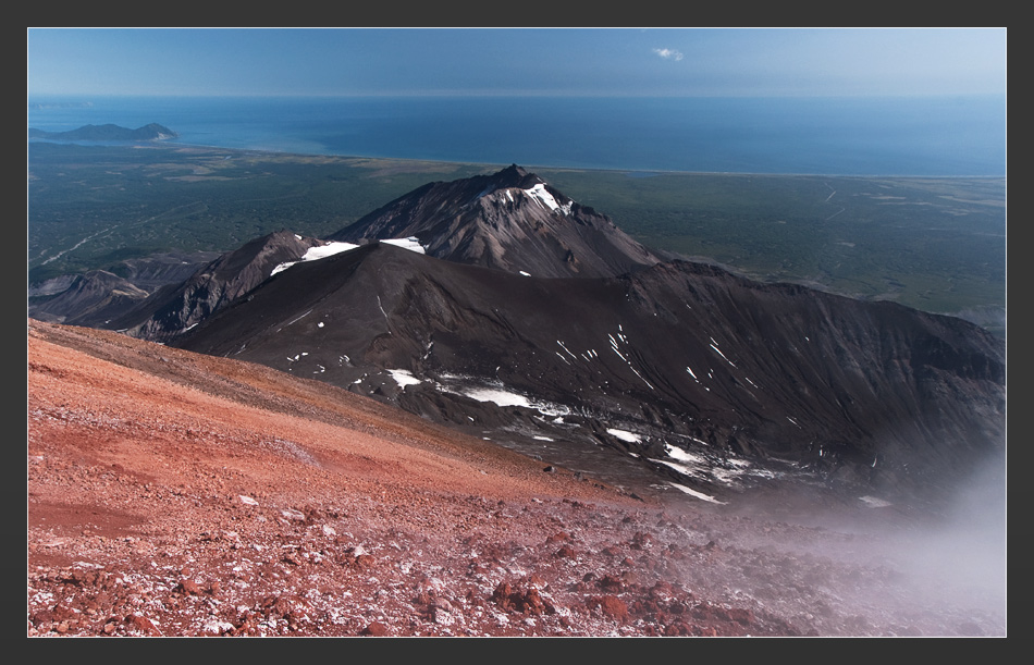 Вулкан Козельский с вершины Авачинского вулкана