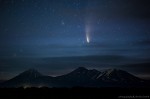 Комета C/2020 F3 (NEOWISE) над домашними вулканами
