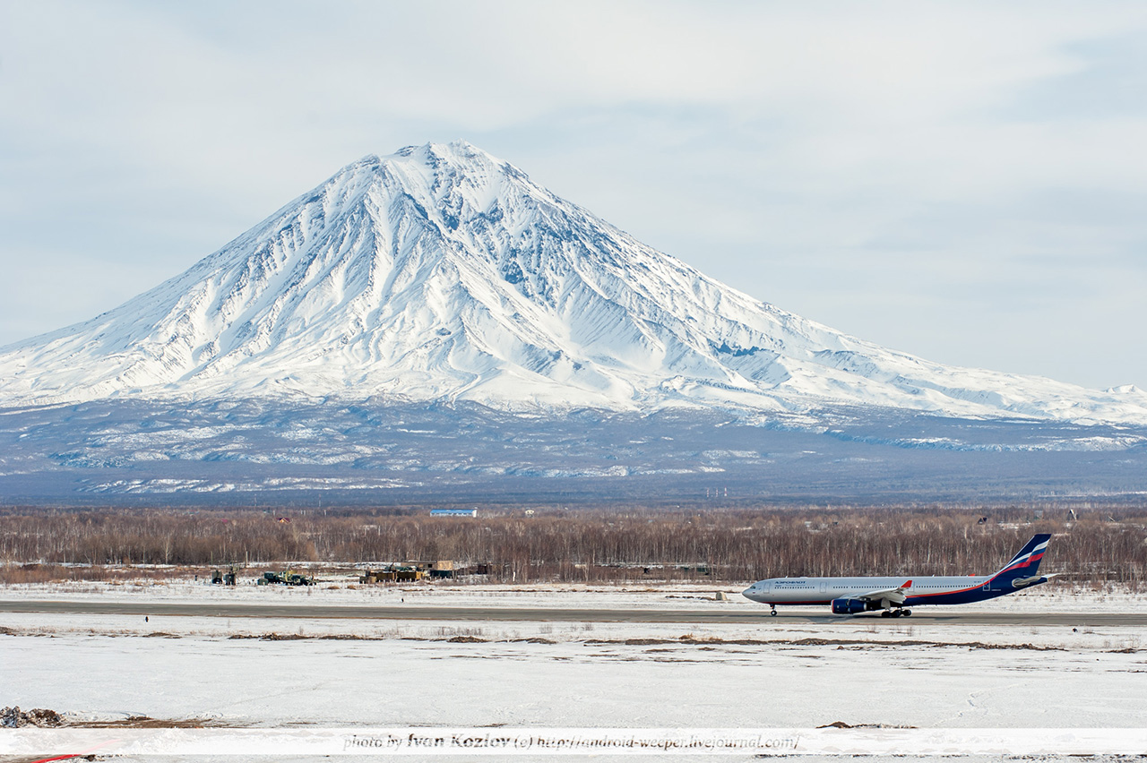 Корякский вулкан встречает рейс из Москвы
